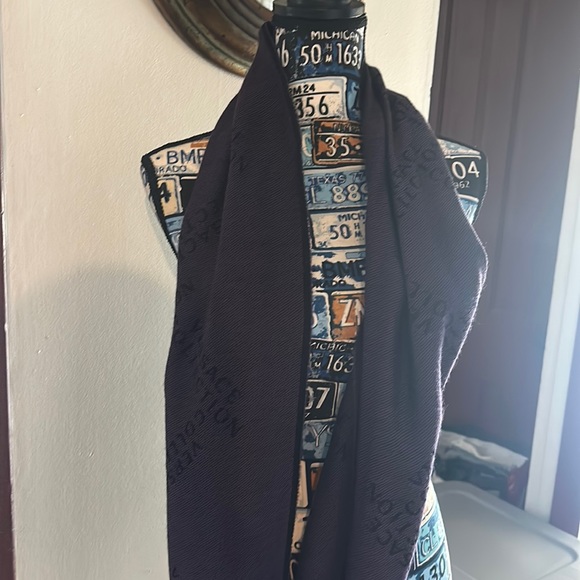 Versace Scarf/wrap - Picture 2 of 3